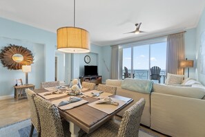 Condo, várias camas (Indigo East 2002 with Private Poolsid) | Opções para refeição