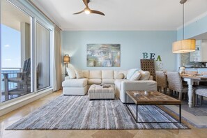 Condo, várias camas (Indigo East 2002 with Private Poolsid) | Área de estar | TV