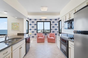 Apartamento, varias camas (Broadmoor 1105) | Cocina privada | Horno, tostadora y papel de cocina