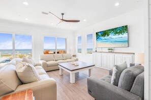 獨棟房屋, 多張床 (ShipFaced Beach House) | 起居區 | 電視