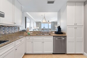 Appartement, Meerdere bedden (Indigo East 505) | Privékeuken | Een oven, een broodrooster, keukenpapier