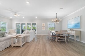 ハウス ベッド (複数台) (Lost and Found at the Beach at Lost K) | リビング エリア | テレビ