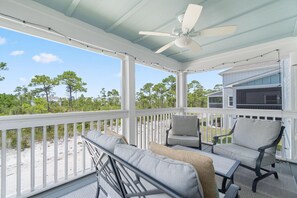 ハウス ベッド (複数台) (Lost and Found at the Beach at Lost K) | 施設の敷地