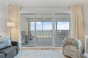 公寓客房, 多張床 (Regency Isle 503) | 客廳 | 電視