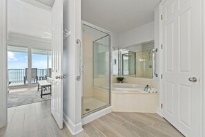 Condo, Plusieurs lits (Regency Isle 503) | Salle de bain | Shampooing, papier de toilette