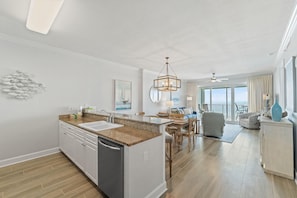 Condo, varias camas (Regency Isle 503) | Interior