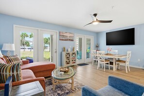 Leilighet, flere senger (Grand Caribbean East 114) | Oppholdsområde | TV