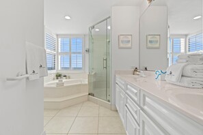 Apartment, Mehrere Betten (Beach Colony East 12B) | Badezimmer | Shampoo, Toilettenpapier