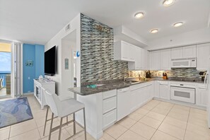 Apartment, Mehrere Betten (Beach Colony East 12B) | Eigene Küche | Ofen, Toaster, Küchenrolle