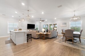 Casa, várias camas (Slow M'Ocean at Lost Key Villas) | Área de estar | TV