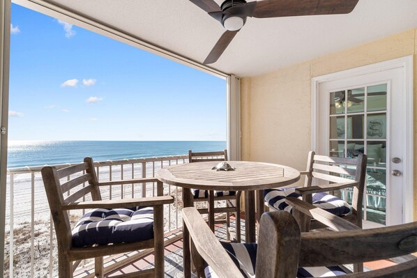 Outdoor dining - Castaways 5D (Gulf Shores)