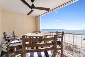Outdoor dining - Castaways 5D (Gulf Shores)