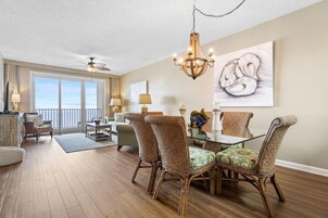 公寓式客房, 多张床 (Windemere 602) | 起居区 | 电视