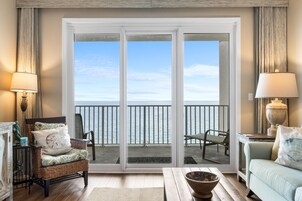 公寓式客房, 多张床 (Windemere 602) | 起居区 | 电视