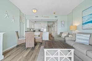 Apartment, 1 Queen-Bett und Schlafsofa (Tidewater 703) | Wohnbereich | Fernseher