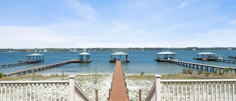 ハウス ベッド (複数台) (Lime In The Coconut) | 施設の敷地