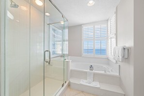 Condo, nhiều giường (Beach Colony East 13D) | Phòng tắm | Đồ dùng nhà tắm miễn phí, dầu gội, giấy vệ sinh 