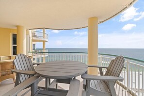 Apartamento, varias camas (Beach Colony East 13D) | Restaurante al aire libre