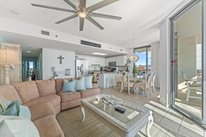 公寓客房, 多張床 (Phoenix 8 406) | 起居區 | 電視