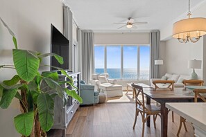 Condo, várias camas (Regency Isle Penthouse 1106) | Área de estar | TV