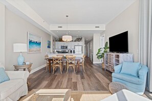 Condo, varias camas (Regency Isle Penthouse 1106) | Área de sala de estar | Televisión 
