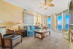 Condo, Multiple Beds (Palacio 602) | Living area