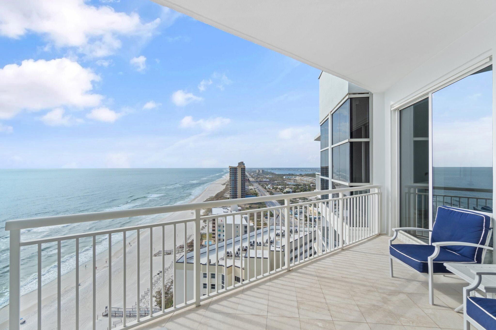 Un balcone con vista sulla spiaggia e sull'oceano.