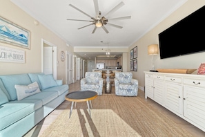 Condo, Plusieurs lits (Crystal Shores West 902) | Aire de séjour | Téléviseur