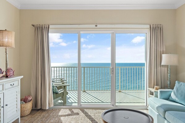 公寓客房, 多張床 (Crystal Shores West 902) | 起居區 | 電視