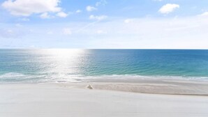 Apartamento, varias camas (Crystal Shores West 902) | Playa | Ubicación a pie de playa