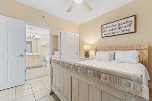 Appart'hôtel, plusieurs lits (Crystal Shores West 902) | 2 chambres, fer et planche à repasser, Wi-Fi
