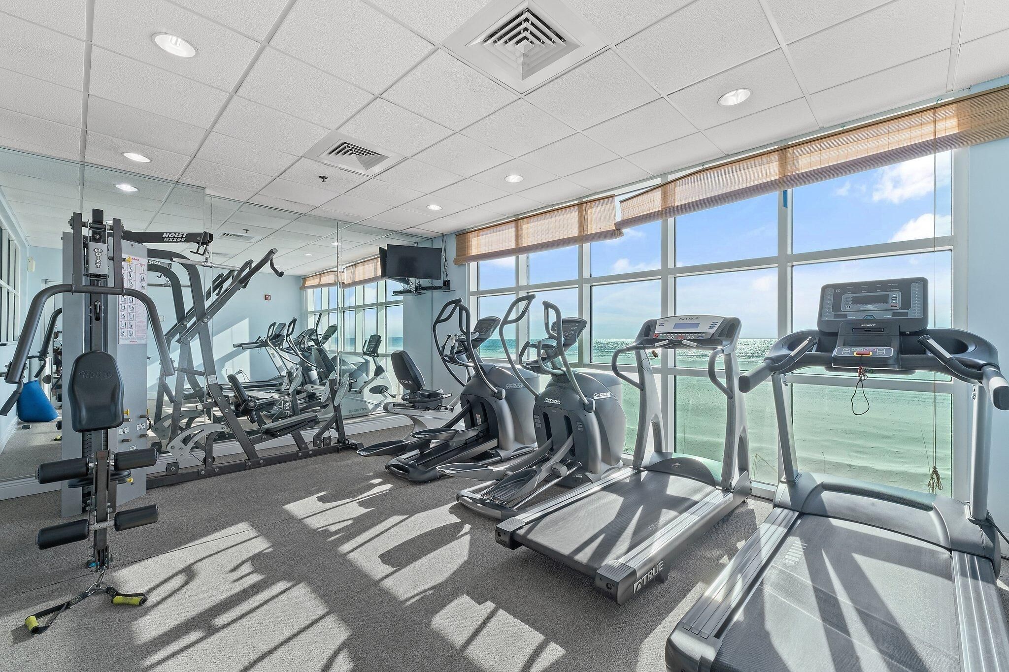 Et fitnesscenter med løbebånd, crosstrainere og styrkemaskiner.