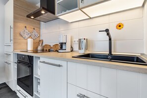 Fridge, oven, stovetop, dishwasher - Apartment 'Gute Stube' with Lake View, Shared Garden and Wi-Fi (Usedom)