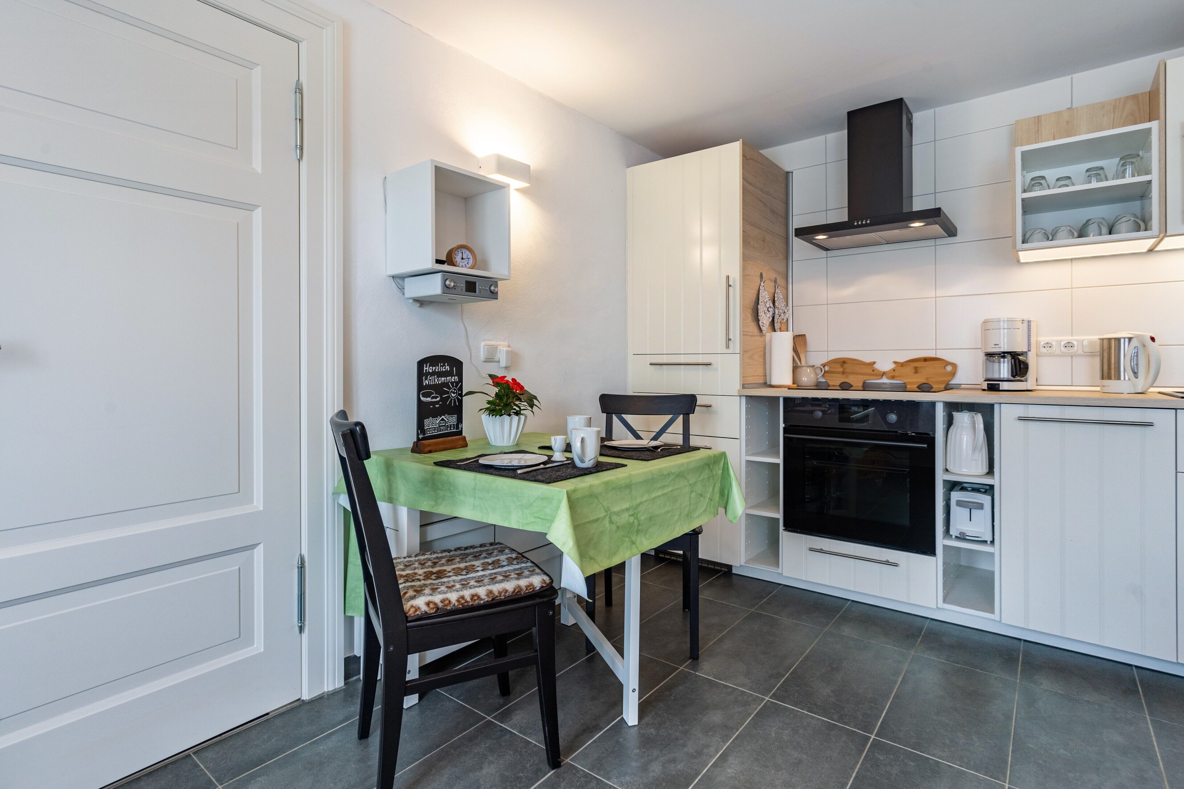 Jääkaappi, uuni, liesi, astianpesukone