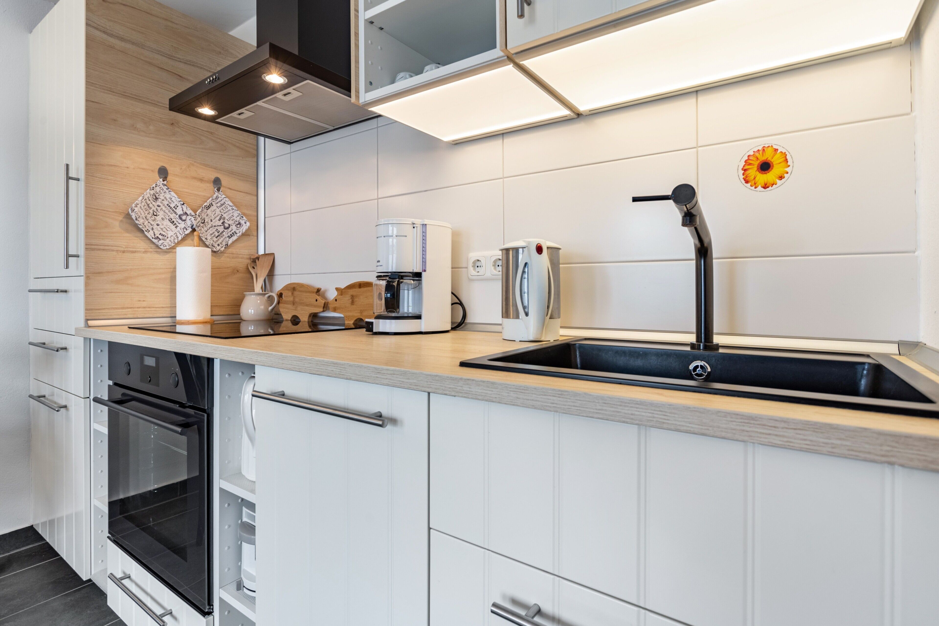 Fridge, oven, stovetop, dishwasher