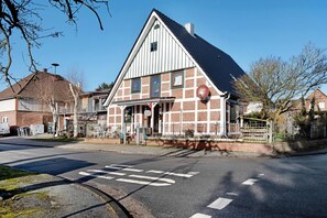 Exterior - Holiday Home 'Elbparadies' with Private Terrace and Wi-Fi (Stade)