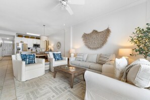 Condo, várias camas (Grand Pointe 401) | Área de estar | TV