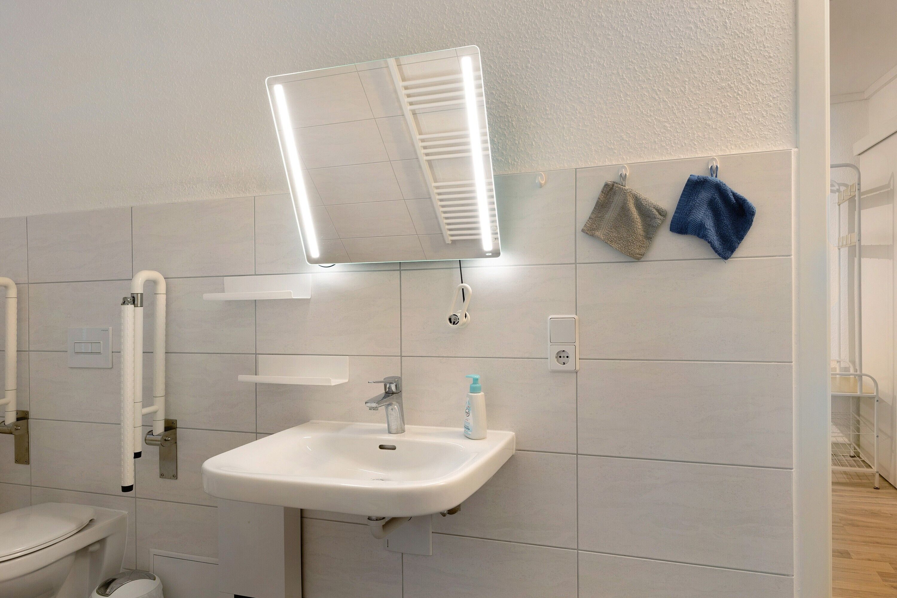 Douche, sèche-cheveux, serviettes fournies