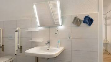 Douche, sĂšche-cheveux, serviettes fournies