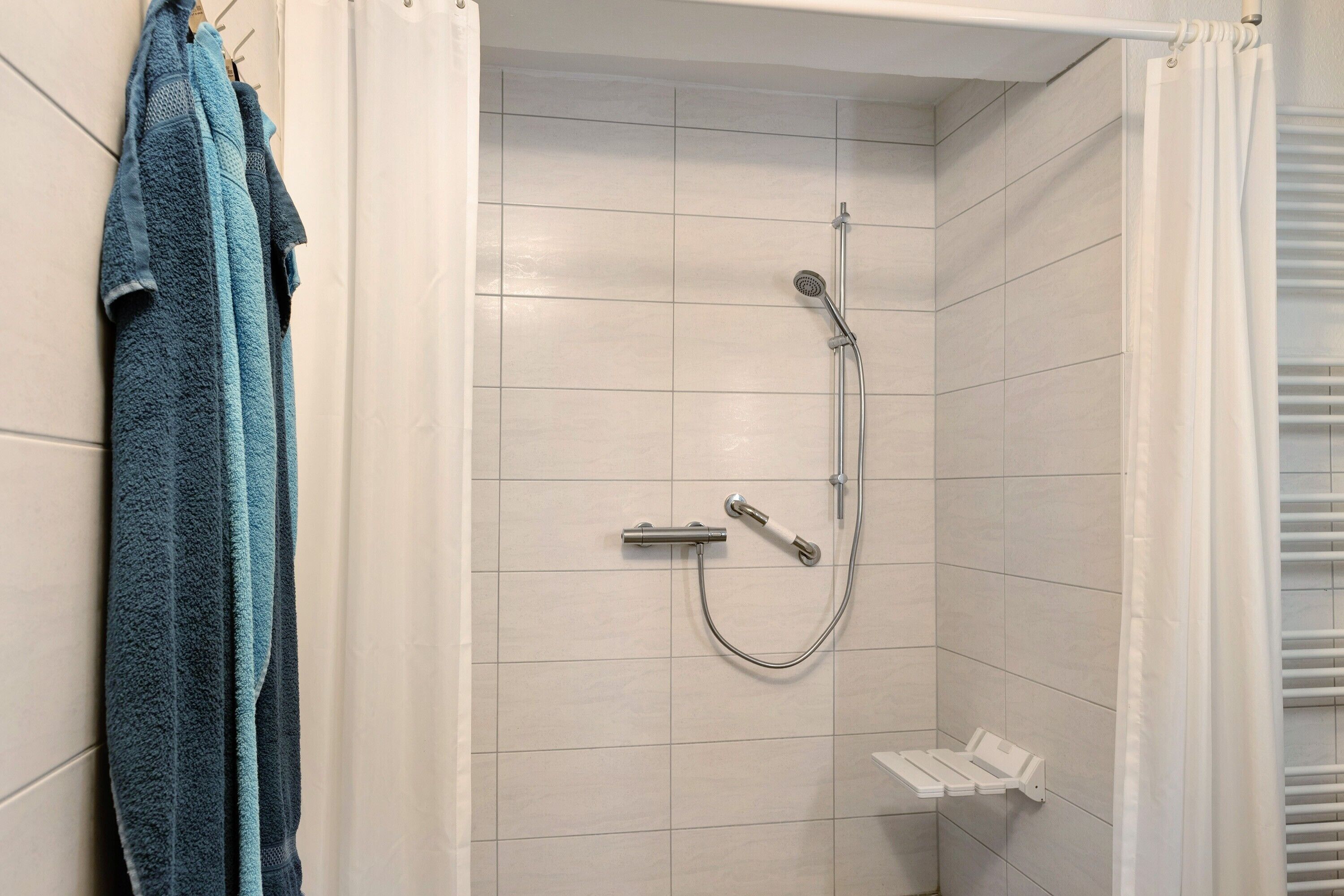 Douche, sèche-cheveux, serviettes fournies