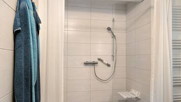 Douche, sĂšche-cheveux, serviettes fournies