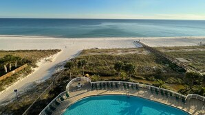 Ein Resort mit Pool, Zugang zum Strand und Meerblick.