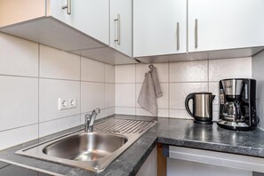 Réfrigérateur, four, plaque de cuisson, cafetière/bouilloire