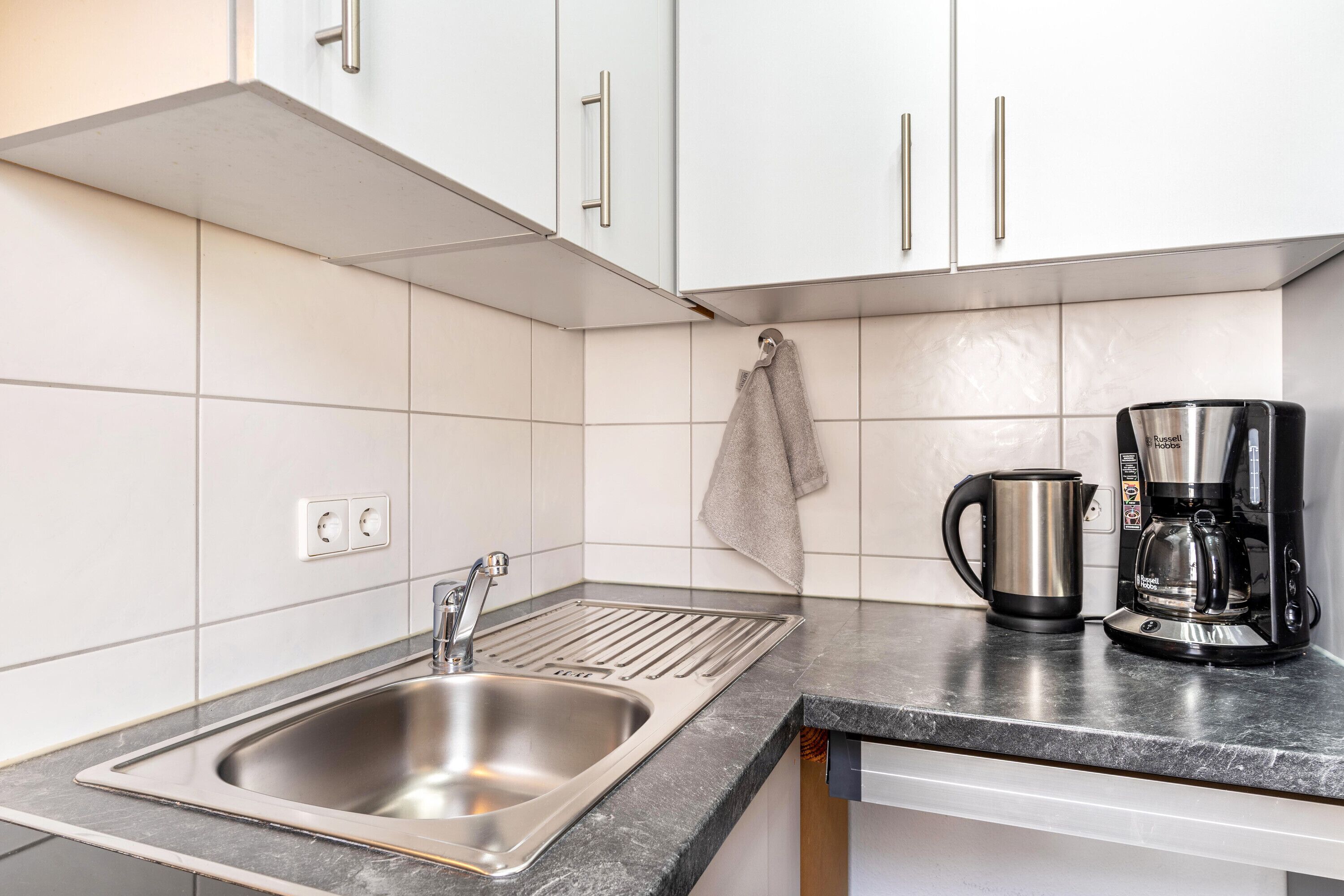 Refrigerador, horno, parrilla de estufa y cafetera y tetera 