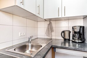 Jääkaappi, uuni, liesi, kahvin-/teenkeitin