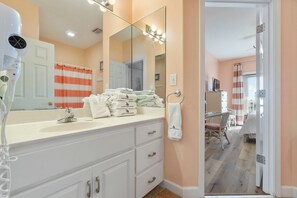 House, Multiple Beds (C'est La Vie)