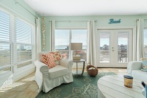 Casa, varias camas (C'est La Vie) | Zona de estar | Una televisión