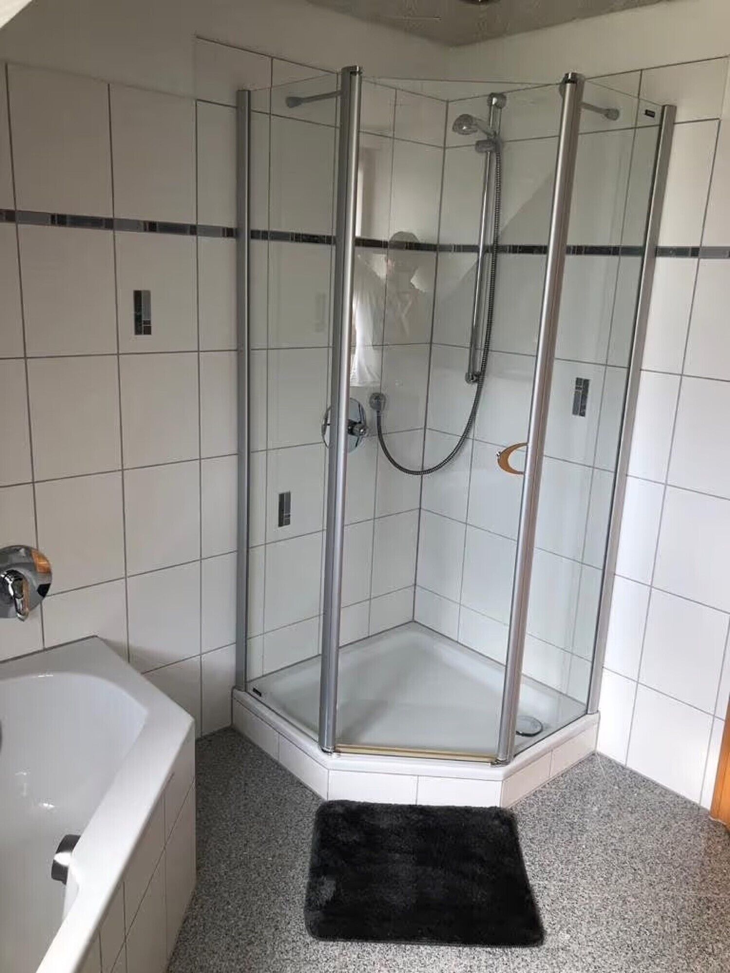 Een douche, een haardroger, handdoeken