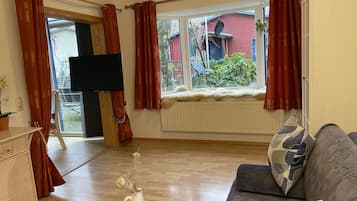 Fernseher, Kamin, Stereoanlage