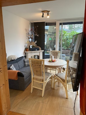Fernseher, Kamin, Stereoanlage